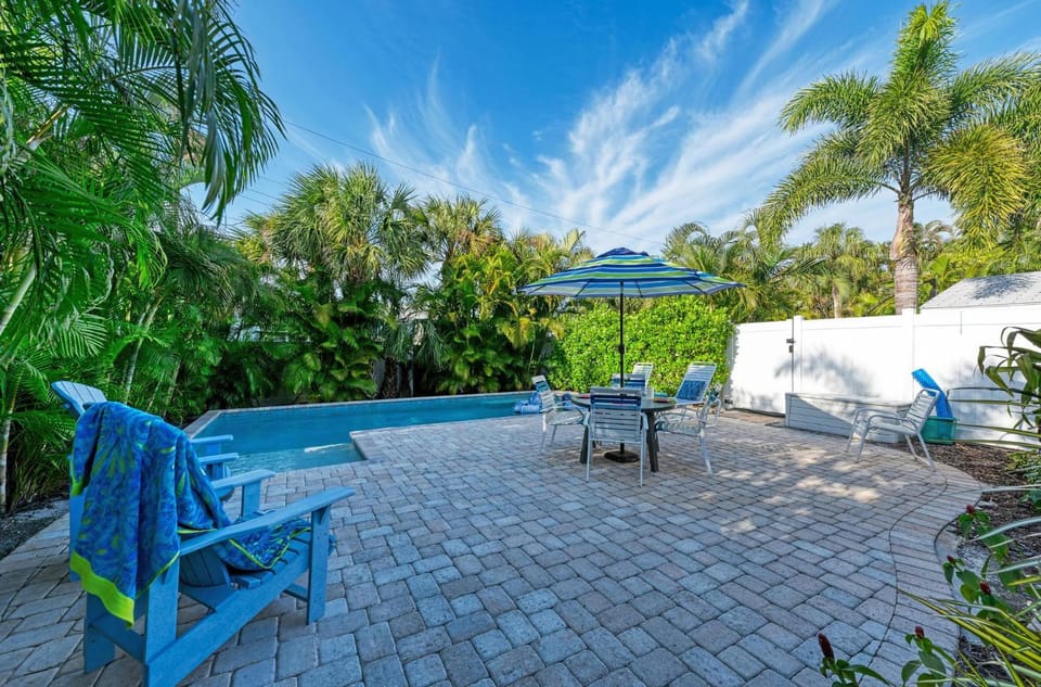 Blue Pelican 306 - 61st St Unit B West House in Holmes Beach