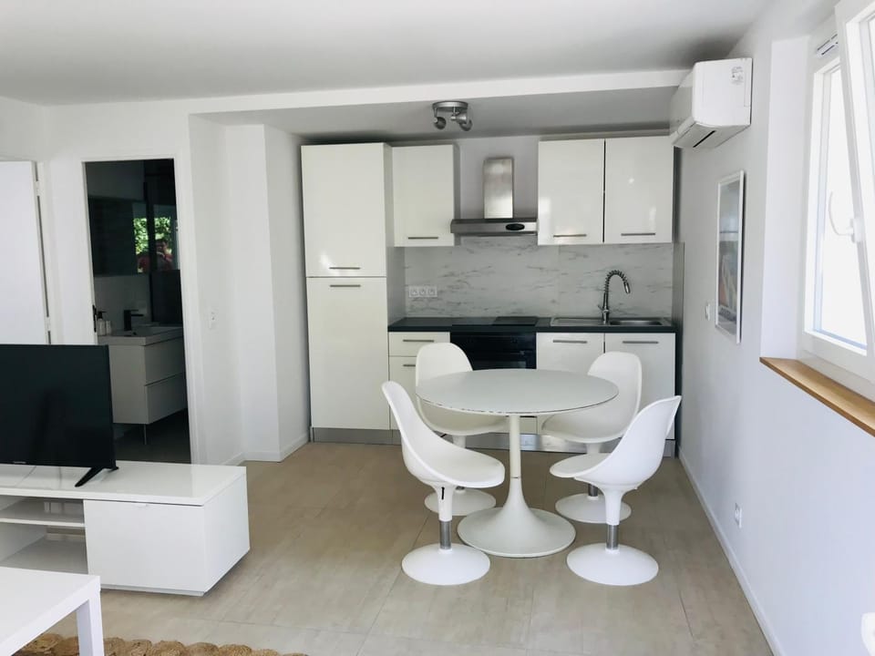 Mon littoral ( rez-de-jardin ) 100 m de la plage Apartment in French Riviera