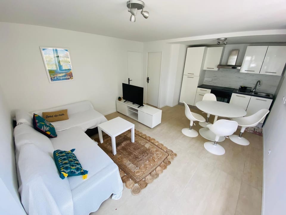 TV and multimedia, Seating area, Dining area