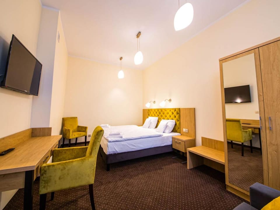 Bed, TV and multimedia, Photo of the whole room, Bedroom, microwave