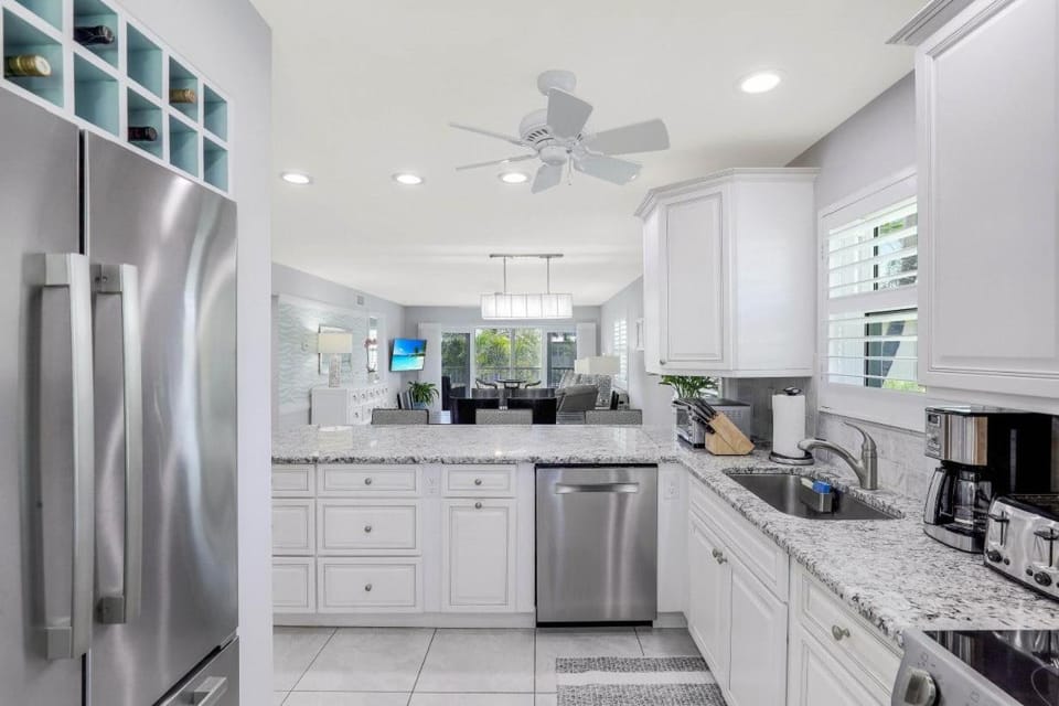 Inland condo with pool, spa, tennis and steps to beach House in Marco Island
