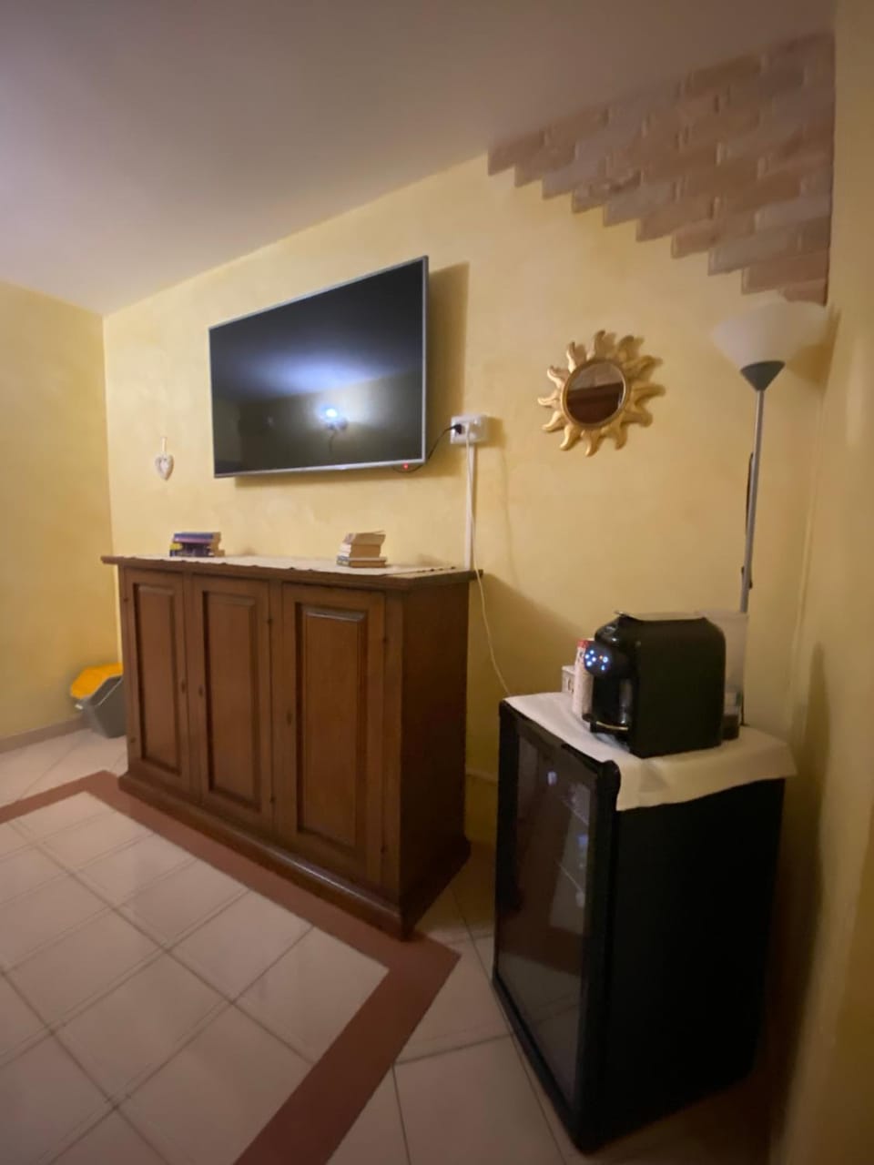 Communal lounge/ TV room, TV and multimedia, Coffee/tea facilities, Lobby or reception