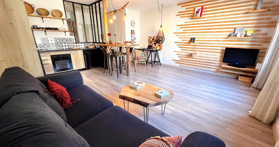 TV and multimedia, Kitchen or kitchenette, Living room, Seating area, Dining area