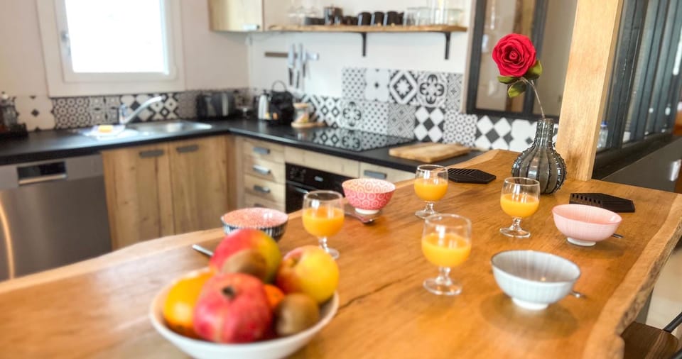 Kitchen or kitchenette, Dining area, dishwasher