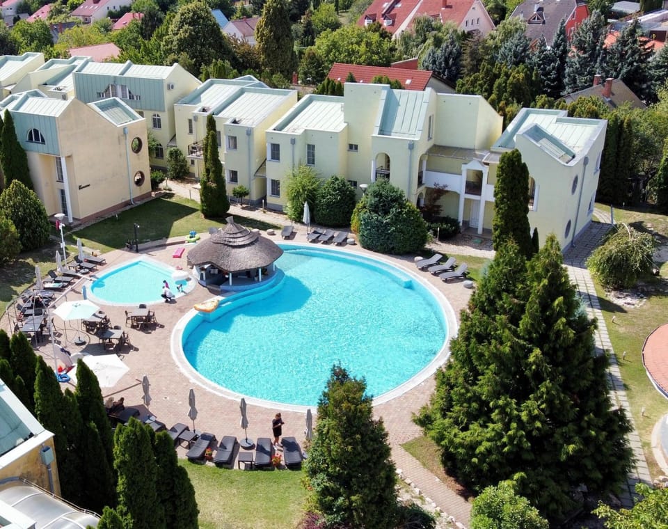 Property building, Bird's eye view, Pool view, sunbed