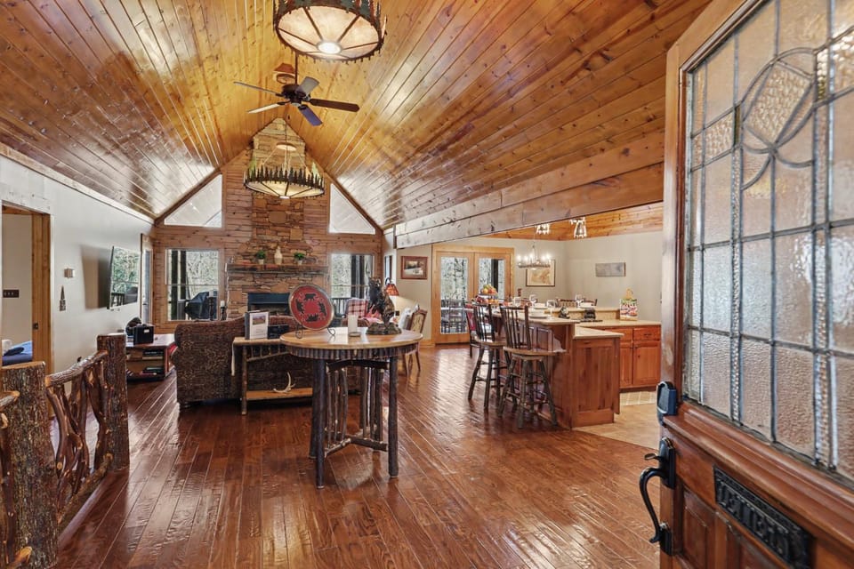 Vintage Luxury Mountain Cabin, Creekside, King Bed, Spa, Fire Pit, Game Room, DogsOk Cabin in Georgia