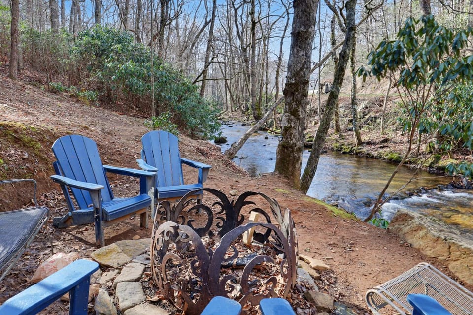 Vintage Luxury Mountain Cabin, Creekside, King Bed, Spa, Fire Pit, Game Room, DogsOk Cabin in Georgia