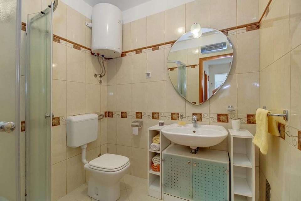 Shower, Toilet, towels