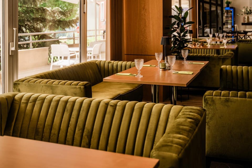 Restaurant/places to eat, Seating area