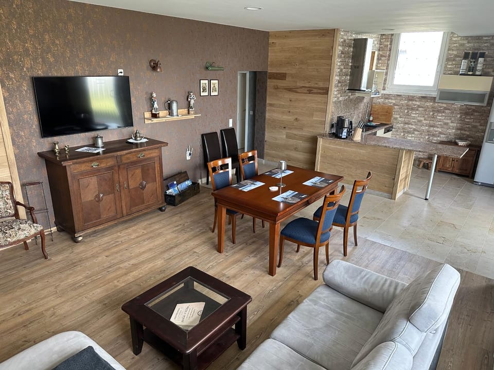 Communal lounge/ TV room, TV and multimedia, Kitchen or kitchenette, Living room, Seating area, Dining area