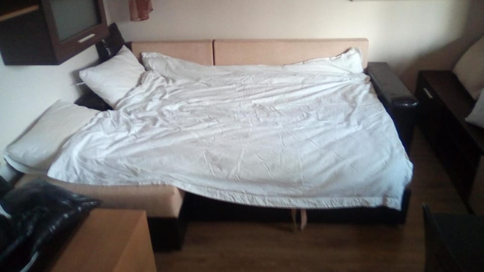 Bed, Living room