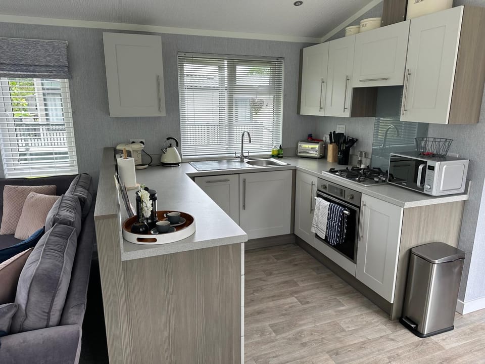 Coffee/tea facilities, Kitchen or kitchenette, dishwasher, oven, toaster
