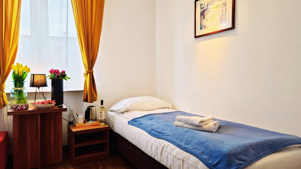 Bed, Bathroom, Other, Other, Other, Photo of the whole room, Decorative detail, Decorative detail, Seating area, Bedroom, towels, towels