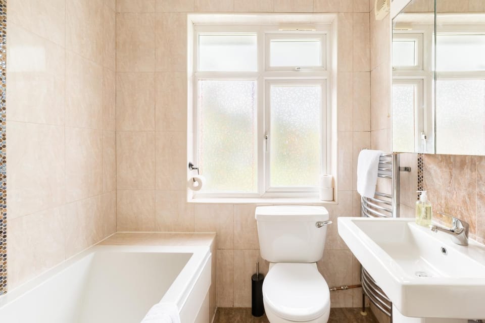 Beautiful 6 bedroom house for 17 guests next to Edgbaston Stadium Apartment in Birmingham