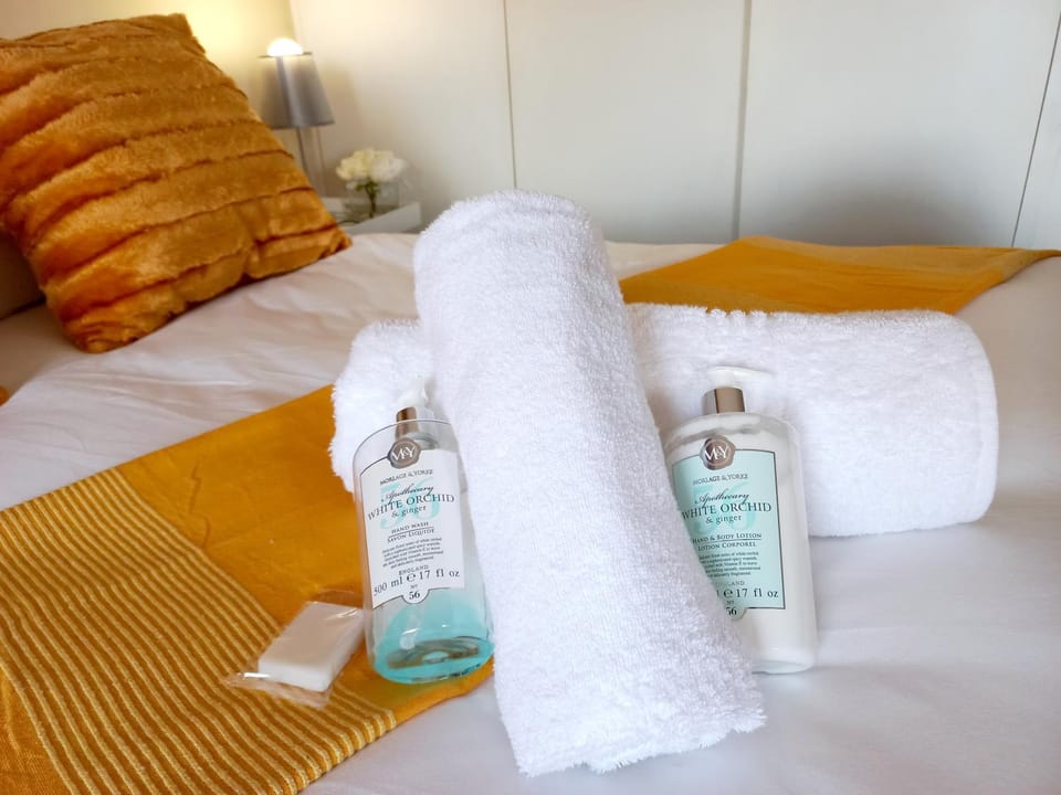 Bed, Bedroom, towels