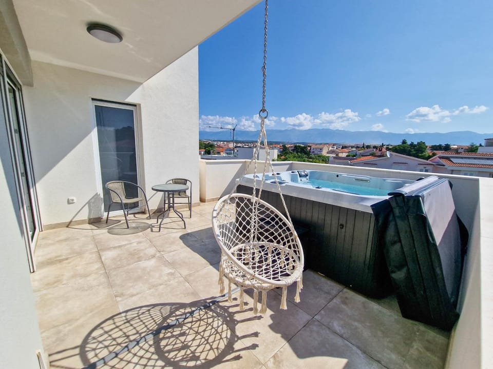 Natural landscape, Hot Tub, View (from property/room), Balcony/Terrace
