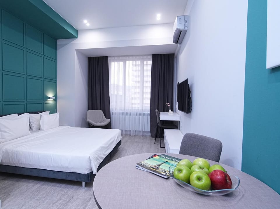 Bed, TV and multimedia, Photo of the whole room, Seating area, Bedroom
