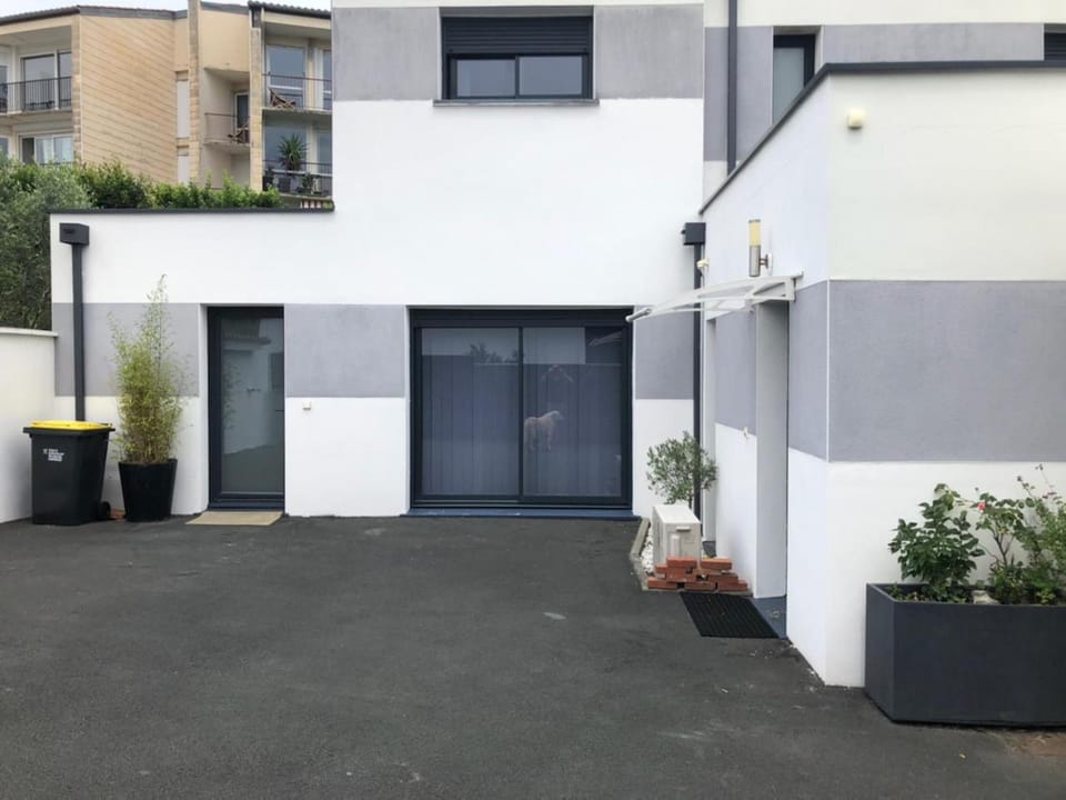 Facade/entrance, View (from property/room)
