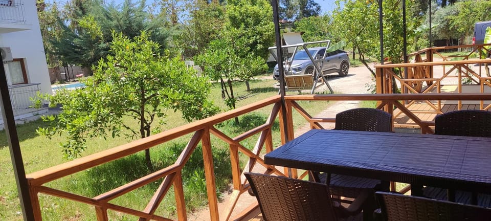 View (from property/room), Balcony/Terrace, Dining area