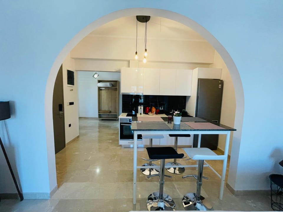 Kitchen or kitchenette, Dining area
