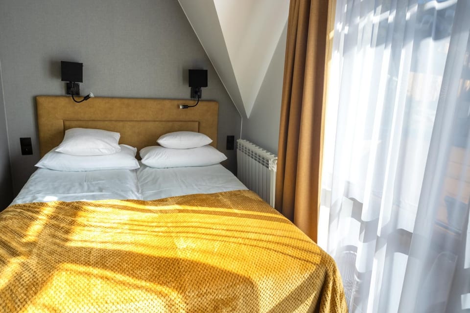 Bed, Balcony/Terrace, Photo of the whole room, Bedroom, Mountain view