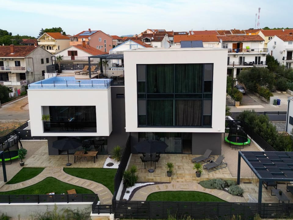 Property building, Day, Neighbourhood, Bird's eye view, Location