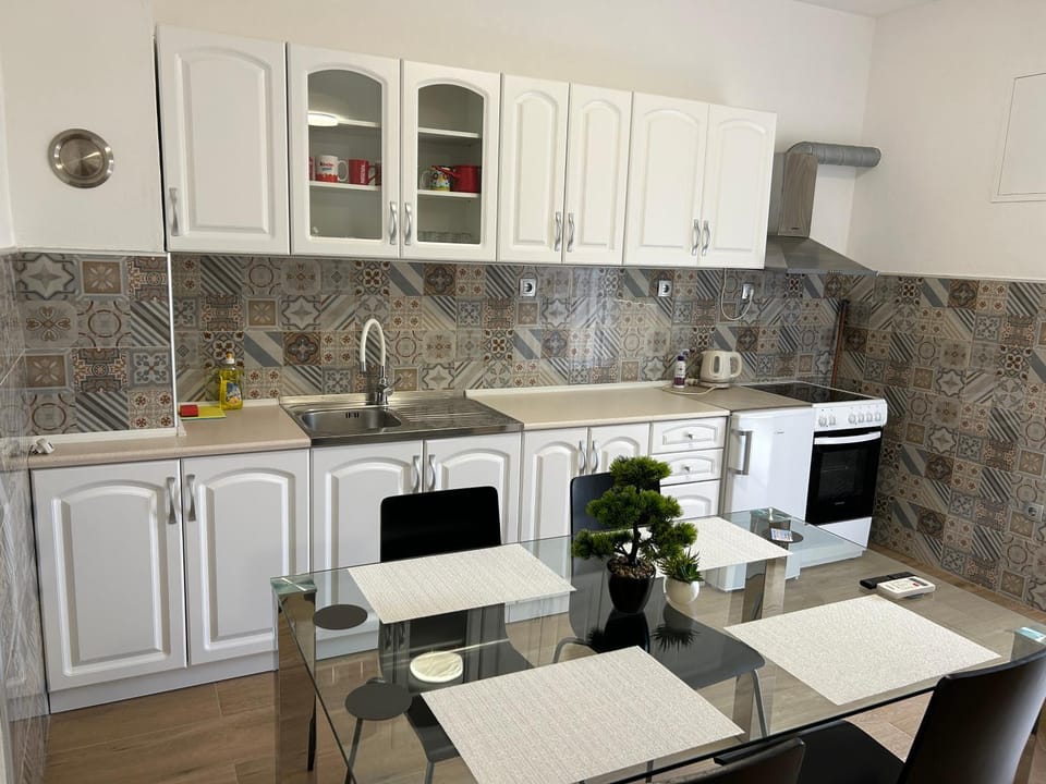 Kitchen or kitchenette, Dining area, oven, stove, toaster