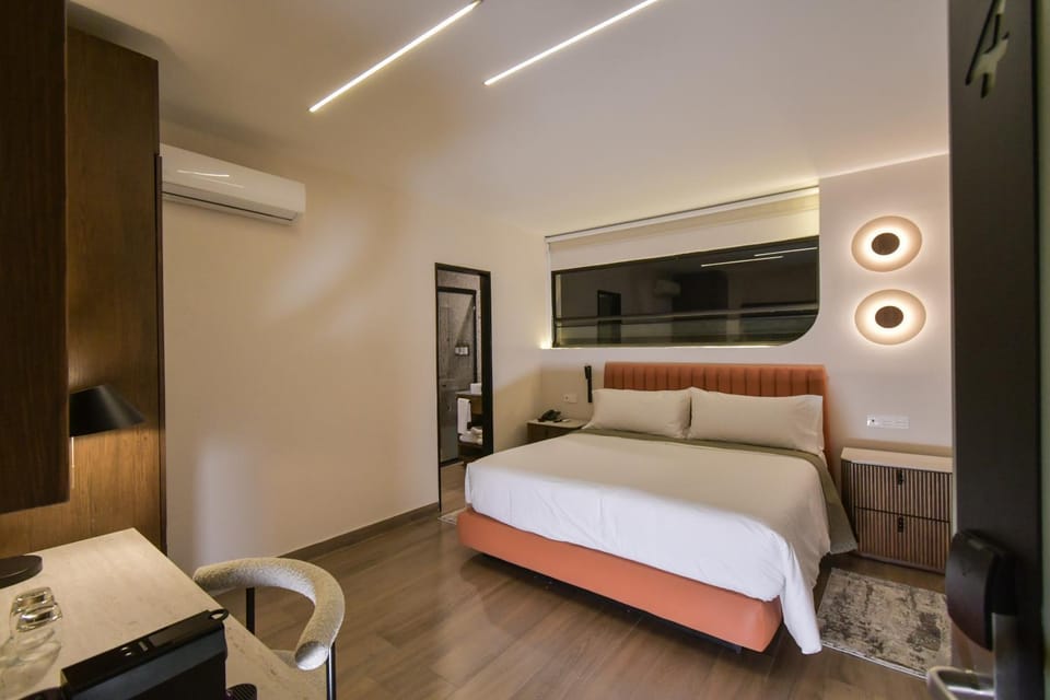 Bed, Seating area, air conditioner