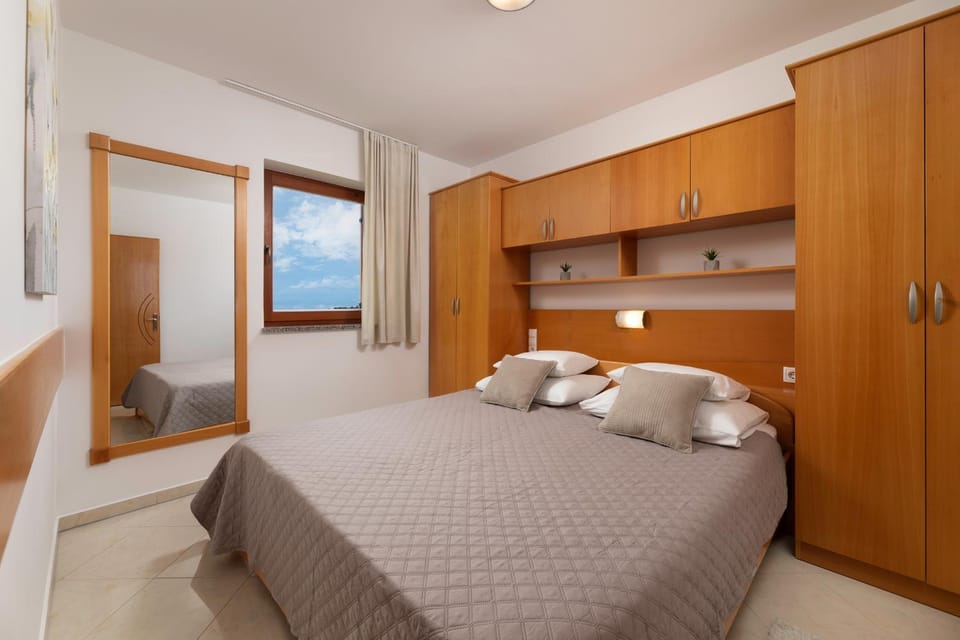 Bed, Bedroom, safe, wardrobe