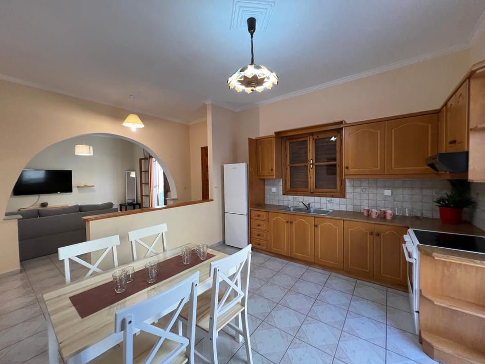 Kitchen or kitchenette, Dining area, Communal kitchen