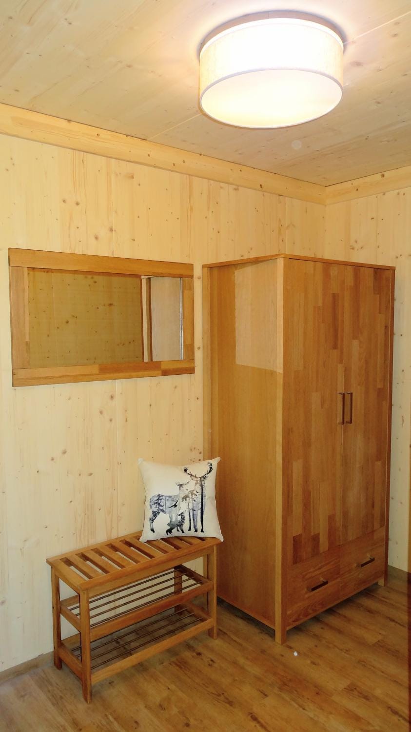 Photo of the whole room, Decorative detail