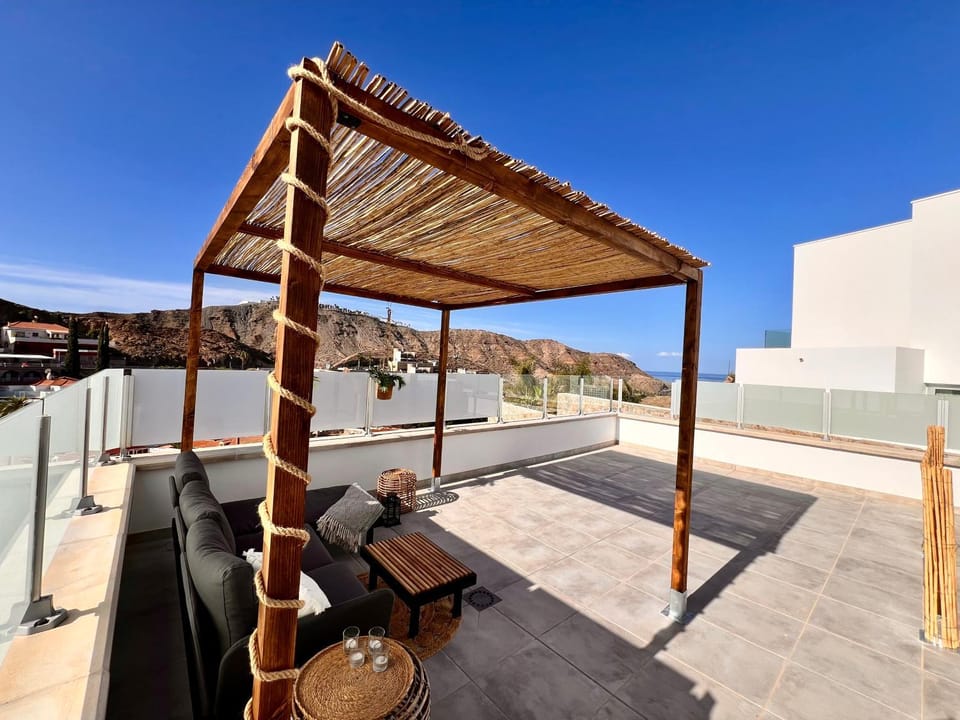 Property building, Day, Balcony/Terrace