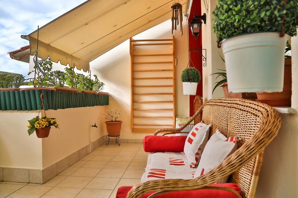 Property building, Balcony/Terrace, Seating area