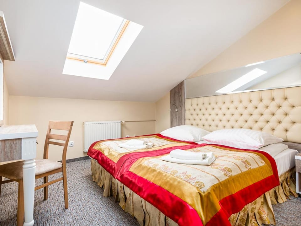 Bed, Photo of the whole room, Seating area, Bedroom