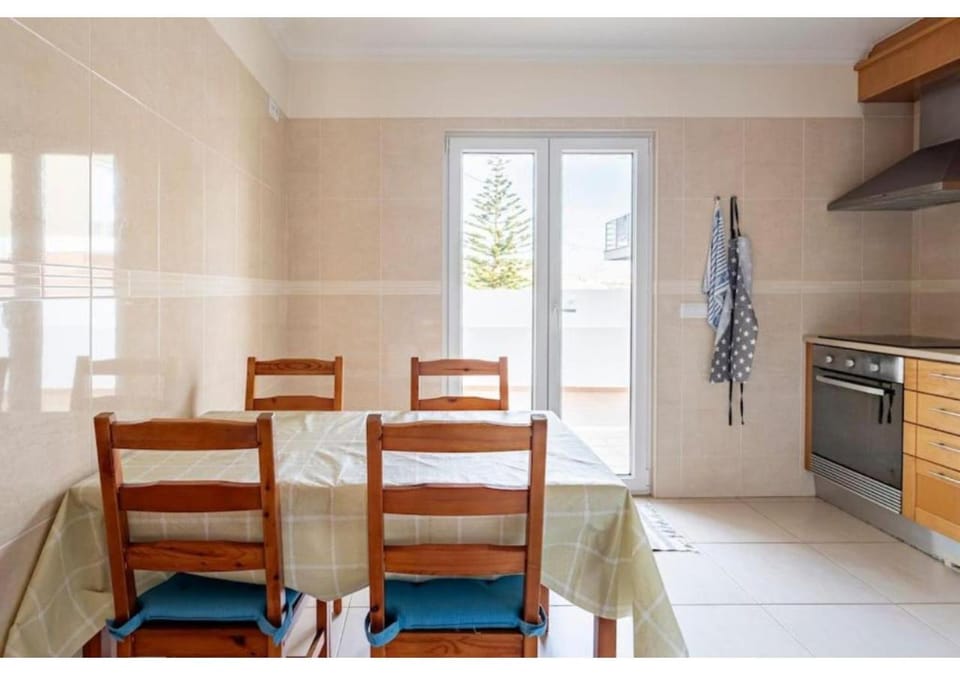 Kitchen or kitchenette, Dining area, stove