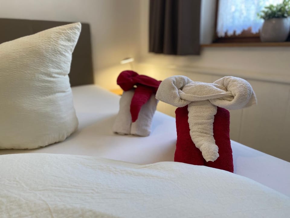 Bed, Bedroom, towels, towels