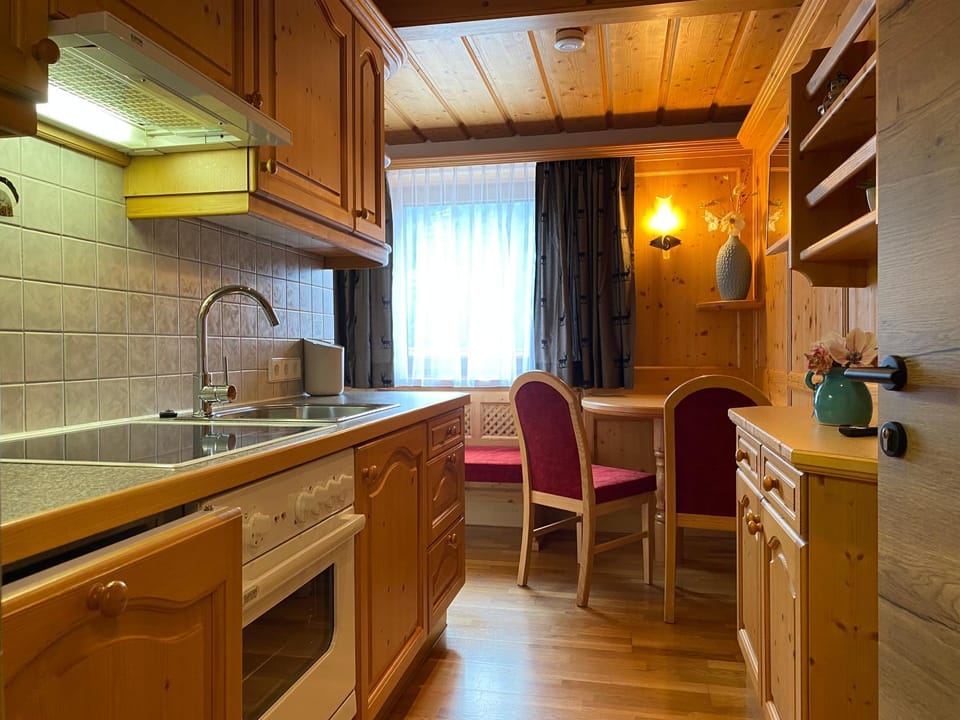 Kitchen or kitchenette, Seating area, kitchen