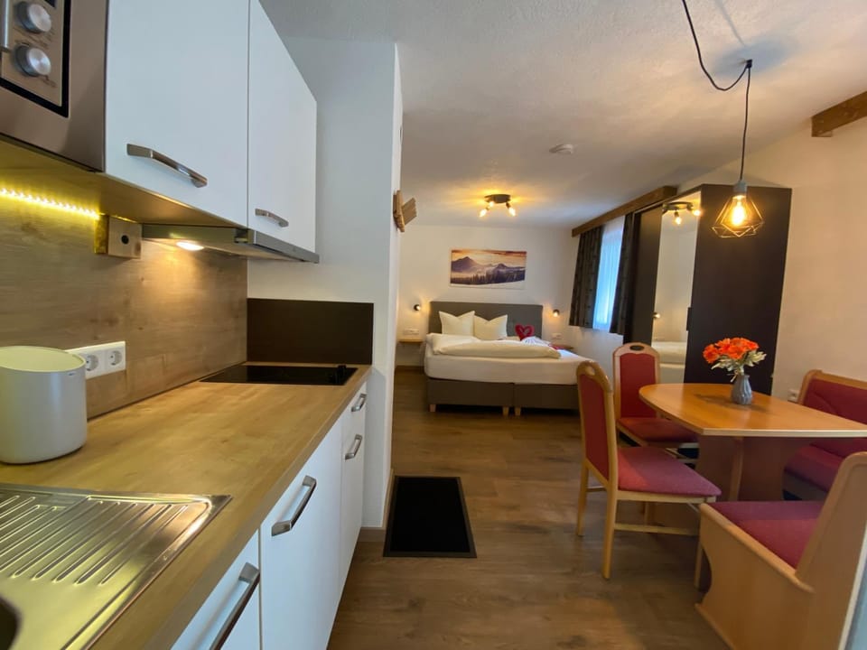 Bed, Kitchen or kitchenette, Photo of the whole room, Dining area, Bedroom, stove