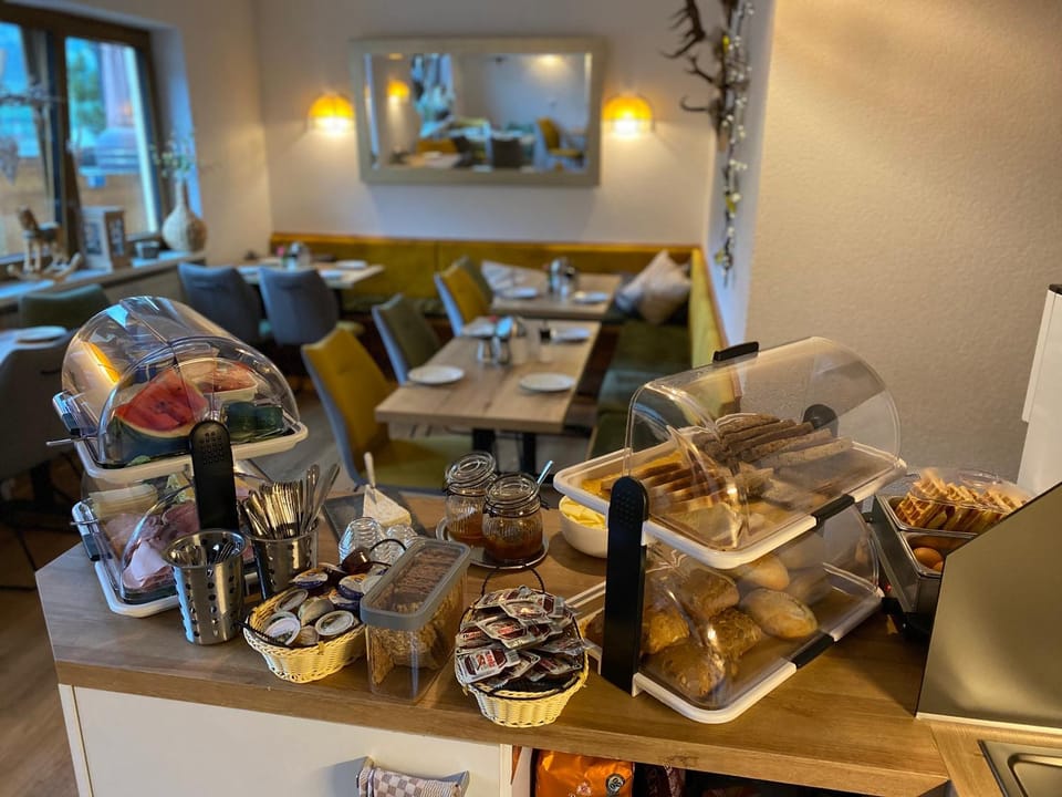 Food and drinks, Seating area, Food, Breakfast, Buffet breakfast