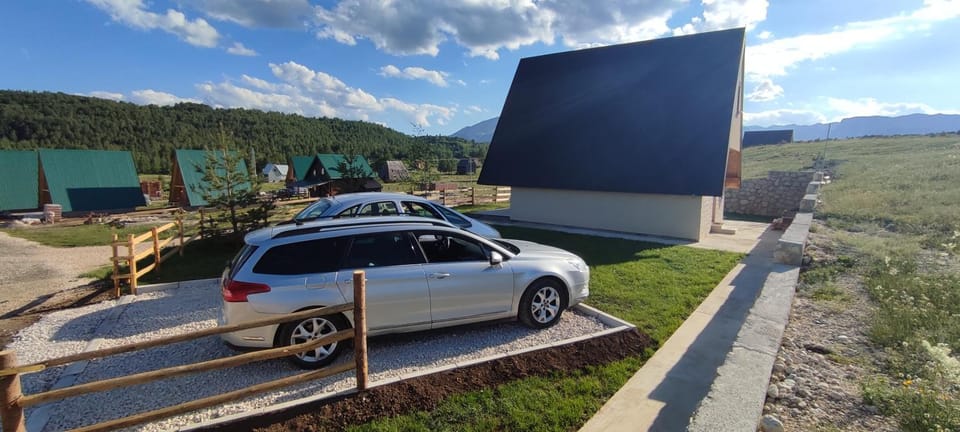 Property building, Neighbourhood, Mountain view, Parking
