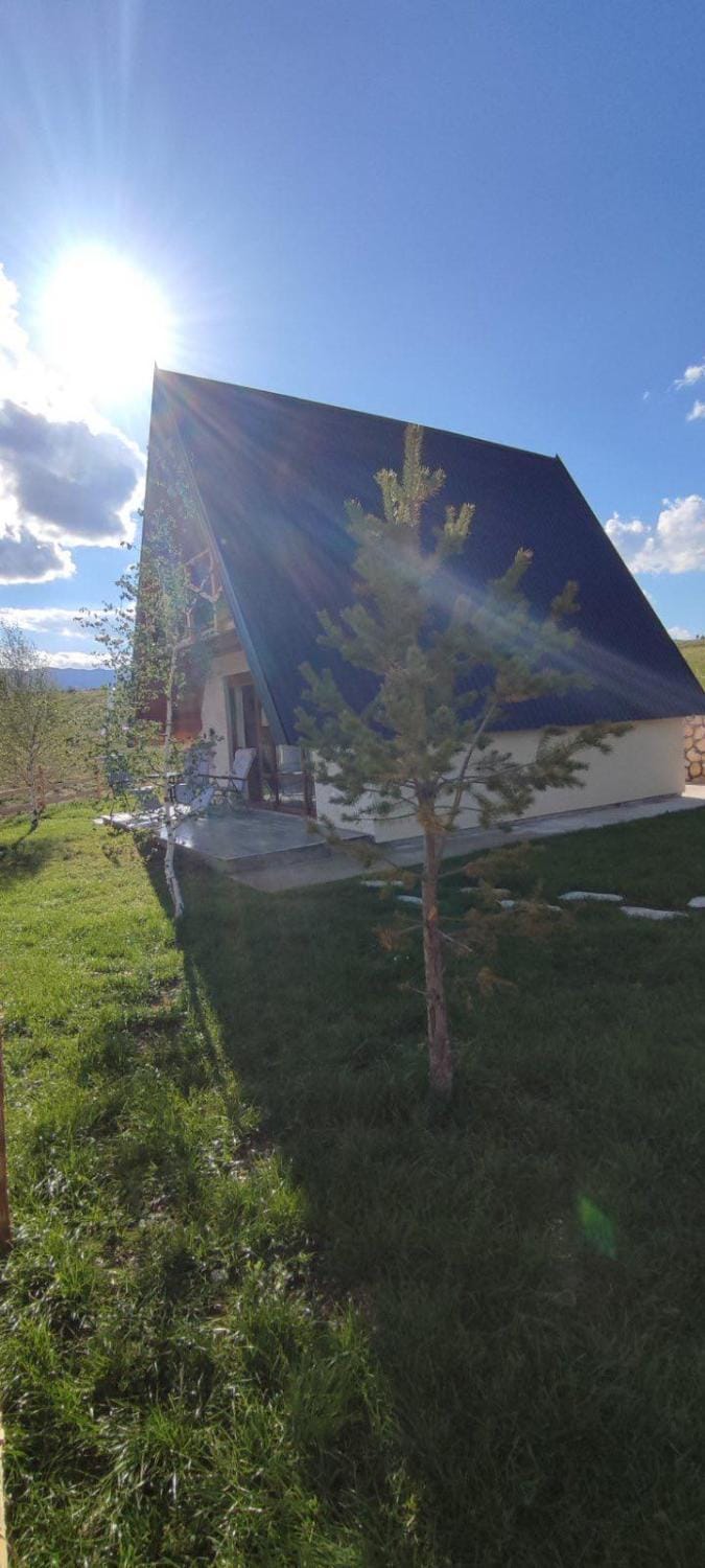 Property building, Nearby landmark, Neighbourhood, Garden
