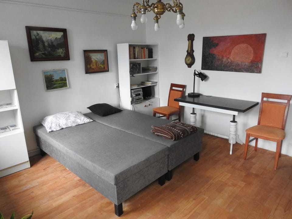 Bed, TV and multimedia, Photo of the whole room, Bedroom, hair dresser