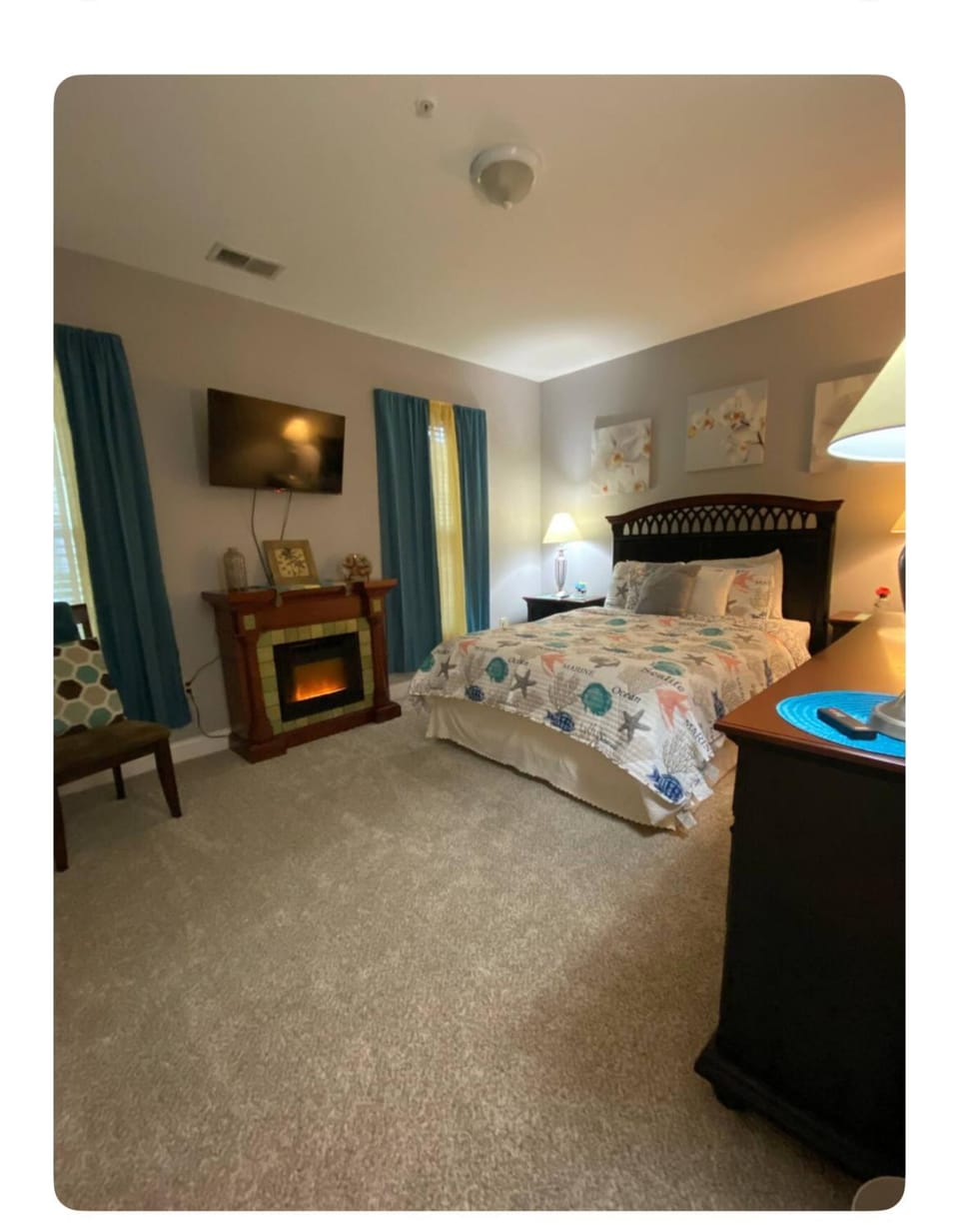 Bed, TV and multimedia, Photo of the whole room, Bedroom, fireplace