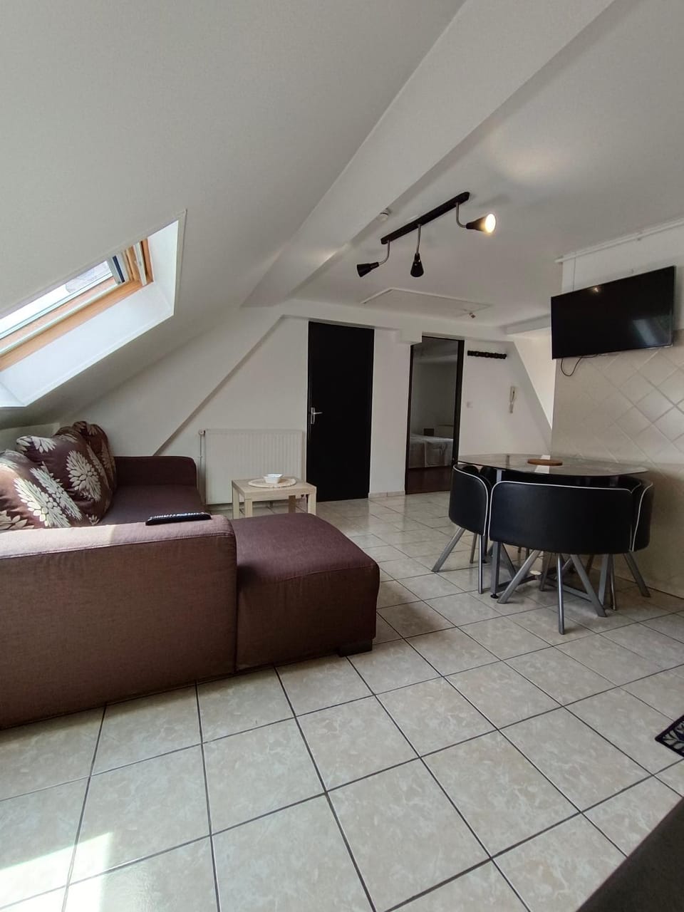 Communal lounge/ TV room, TV and multimedia, Living room, Seating area, Dining area