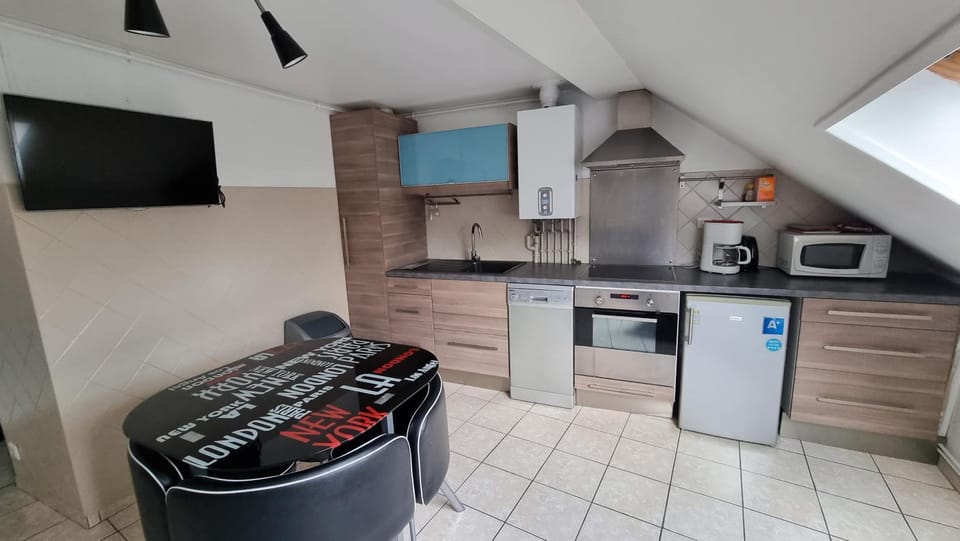 Coffee/tea facilities, Kitchen or kitchenette, dishwasher, oven, stove