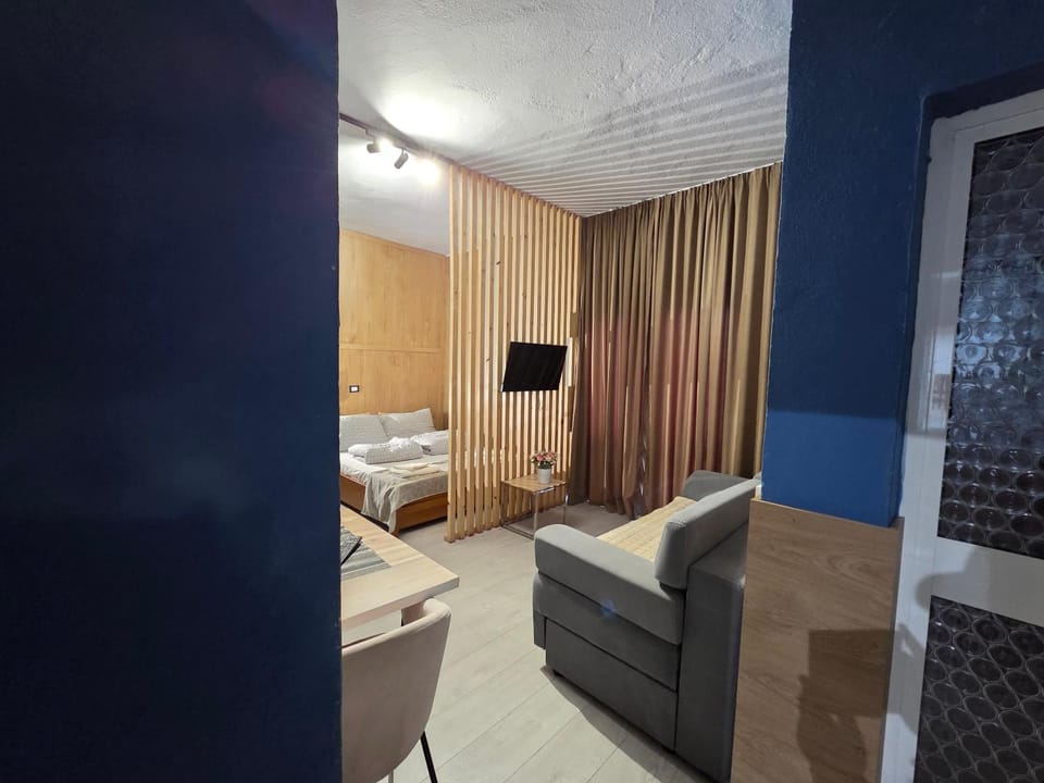 Communal lounge/ TV room, Bed, TV and multimedia, Living room, Photo of the whole room, Seating area, Evening entertainment, Bedroom