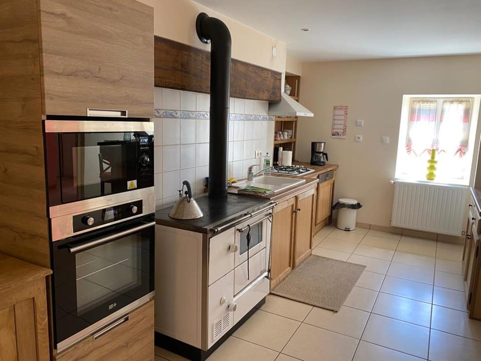 Maison de ferme paisible avec vue sur vallée et terrasse - FR-1-489-385 House in Auvergne-Rhône-Alpes