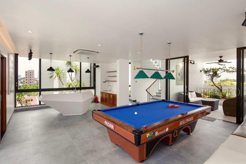 Billiard, Game Room