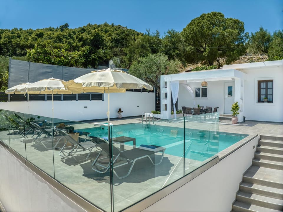 Property building, Patio, Day, Pool view, Swimming pool, sunbed