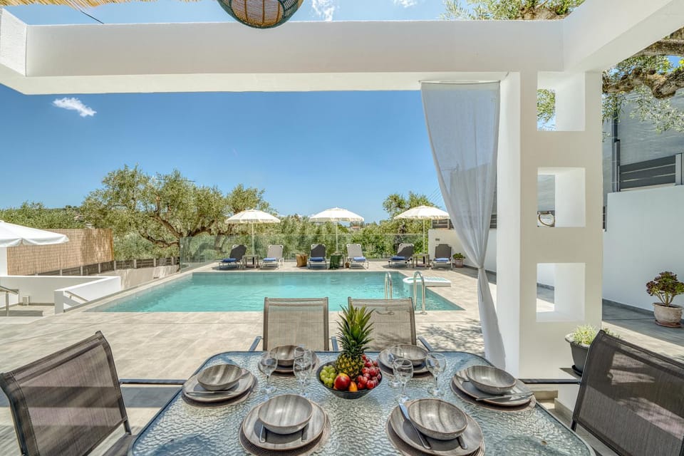 Property building, Patio, View (from property/room), Balcony/Terrace, Dining area, Evening entertainment, Pool view, Swimming pool, sunbed
